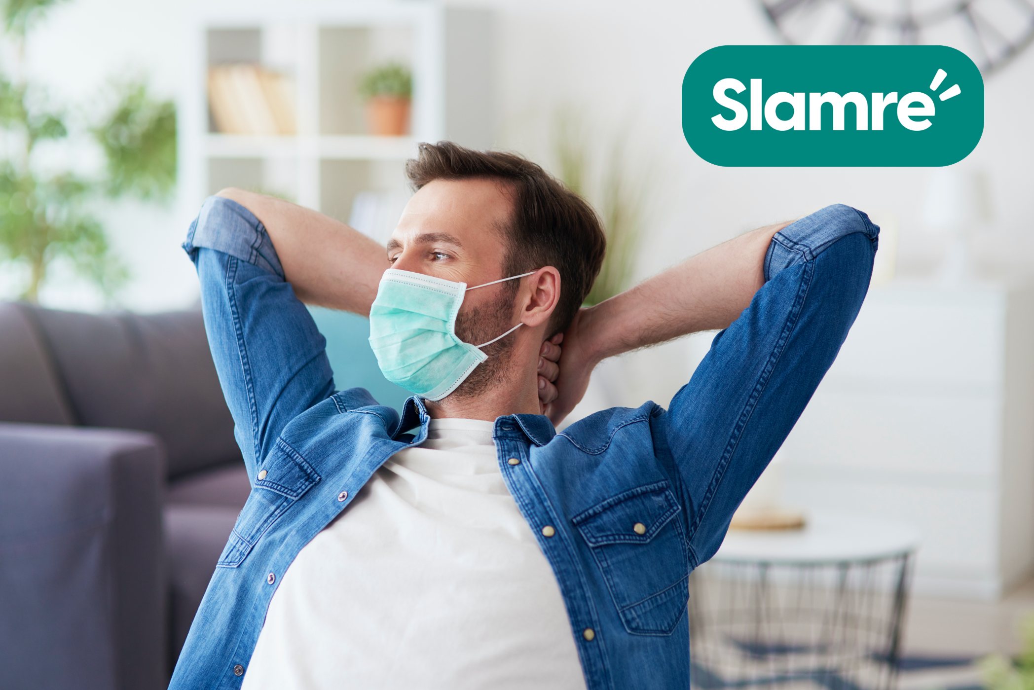 Mann hjemme med maske