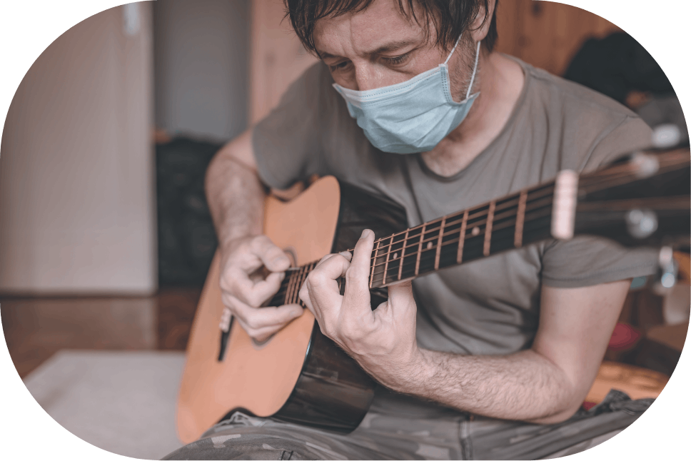 Mann med akustisk gitar